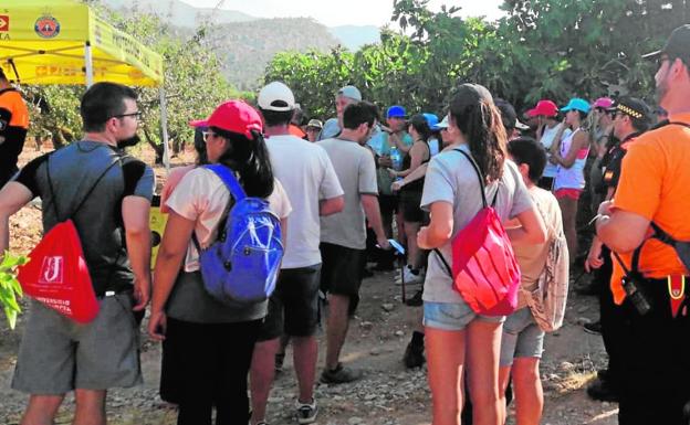 Un numeroso grupo de voluntarios, ayer, preparado para iniciar la búsqueda del joven muleño. 