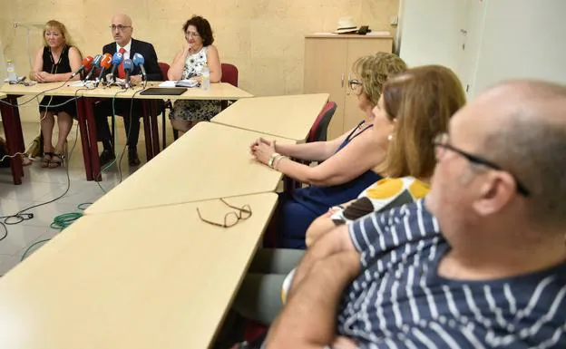 Rueda de prensa de la Asociación de Afectados de iDental de la Región y la Unión de Consumidores de España, este martes, en Murcia. 