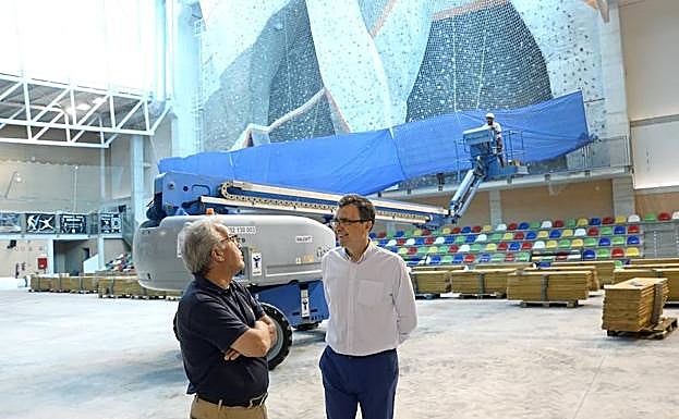 José Ballesta y Felipe Coello en las obras del pabellón José María Cagigal.