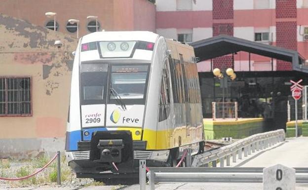 El tren de vía estrecha sale de la estación, situada en la avenida Trovero Marín, hacia Los Nietos. 