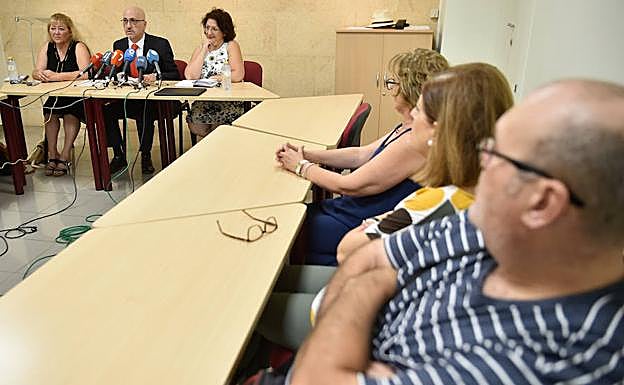 Tres afectados de iDental, este martes, escuchando la rueda de prensa de Audafi y UCE.