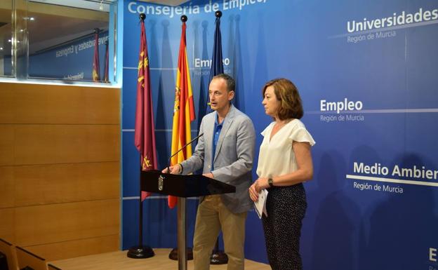 El consejero de Empleo, Universidades, Empresa y Medio Ambiente, Javier Celdrán, junto a la directora general del SEF, Severa González.