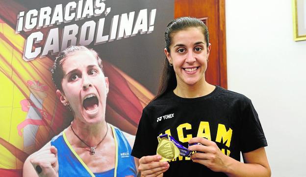 Carolina Marín, ayer en la UCAM, con su última medalla de oro conseguida en el Mundial de China. 