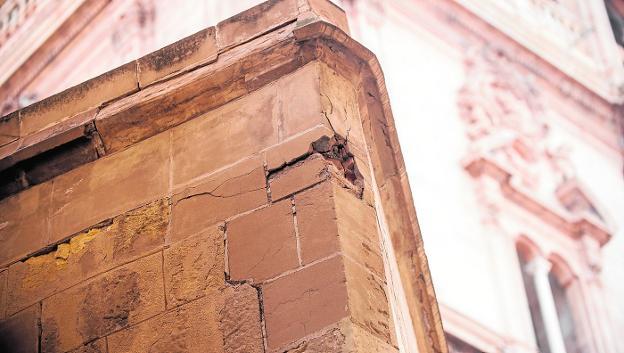 Cordón en la Catedral tras caer un cascote