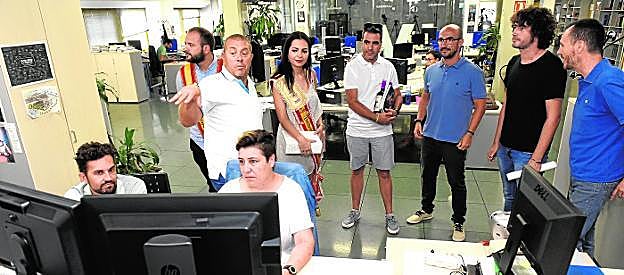 Los festeros de Jumilla visitan la redacción de 'La Verdad'