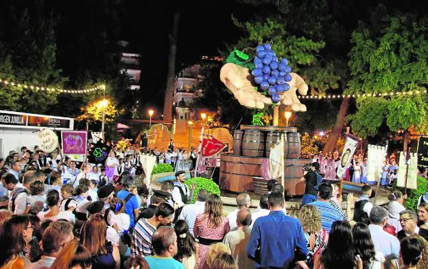 Inauguración, anoche, de la fuente del vino, en el jardín del Rey don Pedro. 