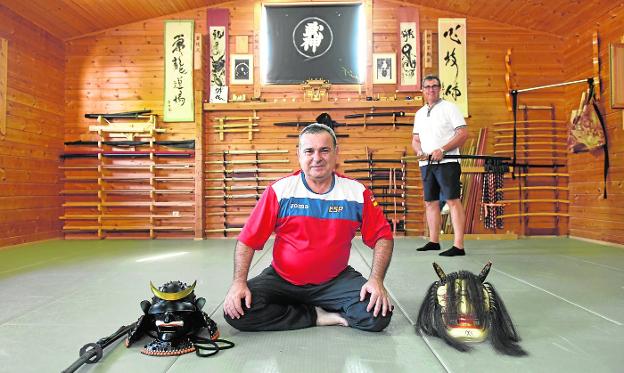 Carlos Argudo y Alfredo J. Ramón, de la Asociación Ibérica Matsuri Murcia Japón, en el tatami donde entrenan. 