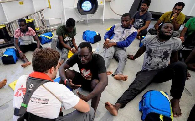 El 'Aquarius' pide a UE un puerto seguro y cercano para llevar 141 inmigrantes