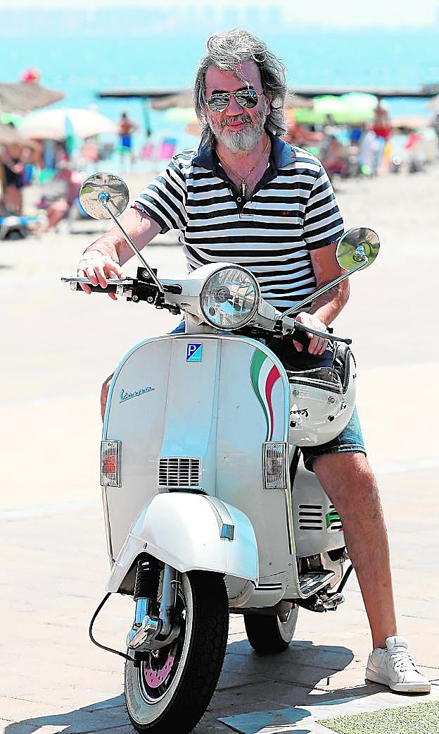 Miguel Ángel Orengo, a lomos de su Vespa, en Santiago de la Ribera. 