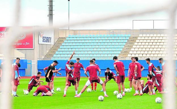 Entrenamiento del Lorca FC de mayo de 2017 en el estadio Francisco Artés Carrasco. 