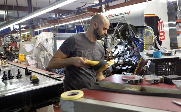 Los trabajadores del sector secundario son los que más horas extra realizan en la Región.