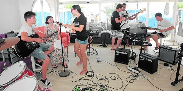 Jóvenes, en el campamento en Punta Brava. 