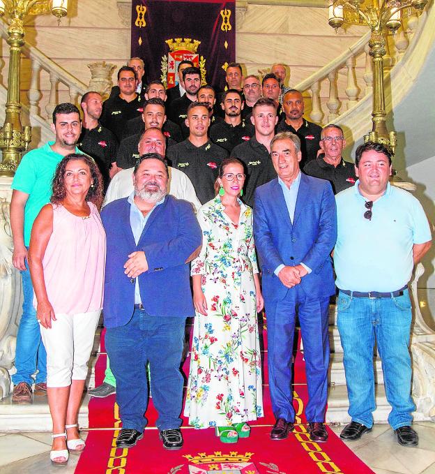  Foto de familia. Castejón, escoltada por Miguel Ángel Jiménez Bosque y Javier Lozano, junto a jugadores, técnicos y directivos, ayer en el Palacio Consistorial. 