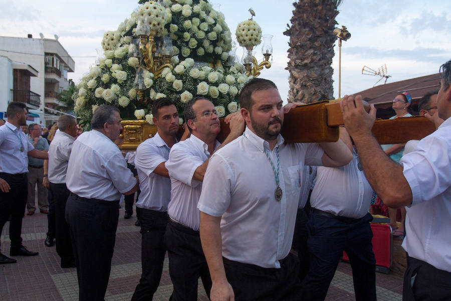 Los fieles cumplen con la tradición y acompañan a la Virgen en el cortejo del municipio marmenorense