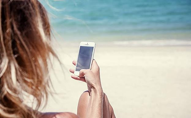 Más de la mitad de los españoles responde emails y llamadas de trabajo en vacaciones