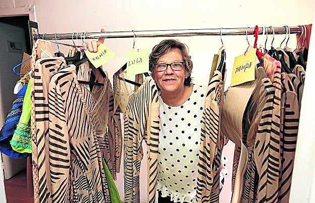 Vestuario. Luisa, con los vestidos de las intérpretes de la obra de Magüi Mira 'Las Amazonas'. 
