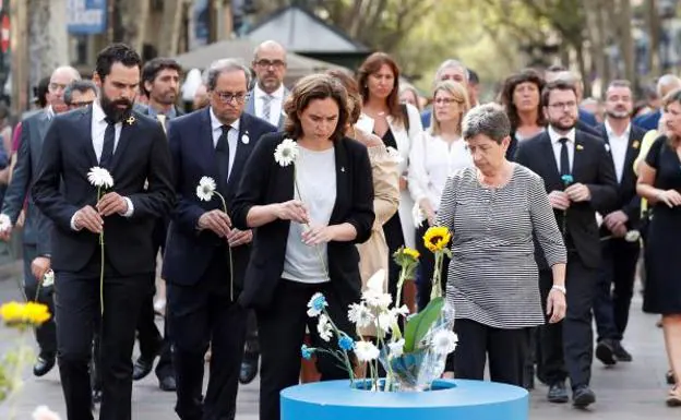 El presidente catalán, Quim Torra y la alcaldesa de Barcelona, Ada Colau, entre otros, durante la ofrenda floral.