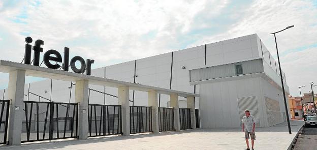 Aspecto exterior del nuevo Palacio de Congresos de Lorca que acogerá, en uno de sus pabellones, la Feria de Artesanía de la Región de Murcia.