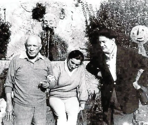 Picasso, junto a su mujer, Jacqueline Roque, y el Nobel de Literatura Camilo José Cela, en La Californie, en Cannes, en 1960. 