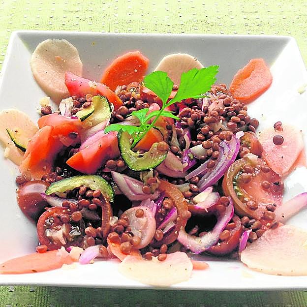 Ensalada de lentejas y encurtidos