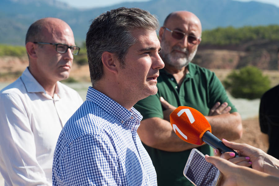 El consejero murciano de Agua, Agricultura, Ganadería y Pesca, Miguel Ángel del Amor, visita en Aledo la zona de parrales de uva de mesa dañados por las recientes tormentas de granizo.