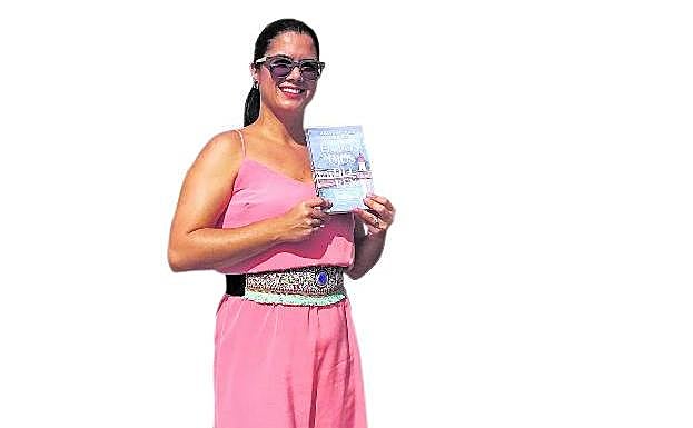 Sonia Martínez, con un ejemplar de su libro. 