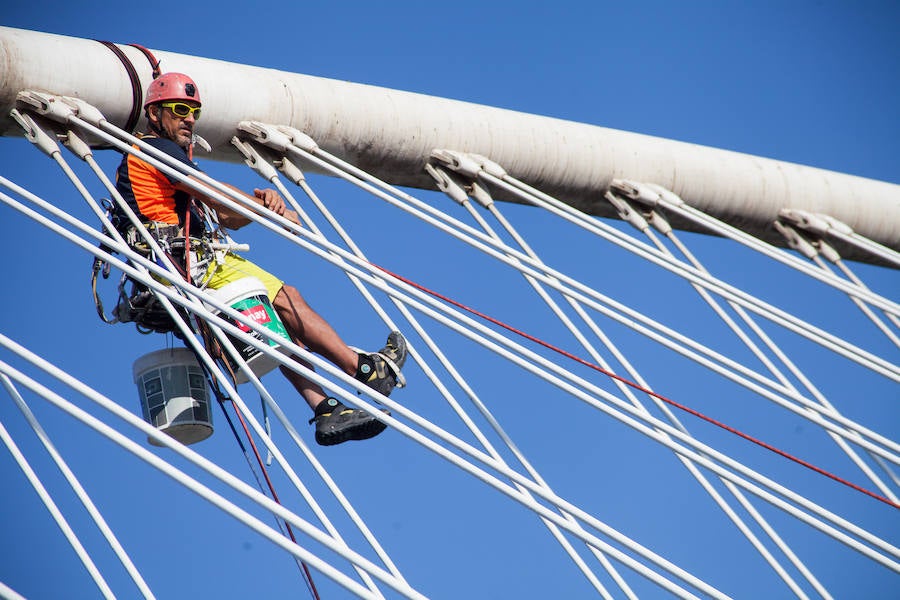 El gerente de la empresa Vertical Yecla comienza a limpiar los puentes de la capital diseñados por Santiago Calatrava, empezando por el situado frente al Hospital Reina Sofía, a una altura de 8 metros.