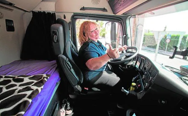 María Dolores Gallardo, en la cabina de su camión en la base de El Mosca, en Molina, antes de salir de viaje el pasado miércoles. 