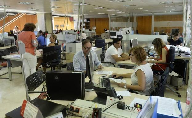 Funcionarios de la consejeria de Hacienda de la Region de Murcia trabajando. 