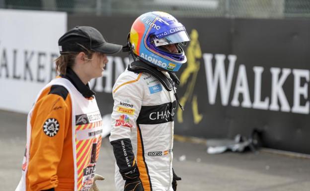 Fernando Alonso abandona la pista tras el accidente. 