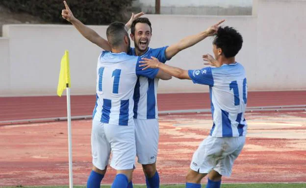 Óscar Rico (11) y Ming felicitan a Carlos Álvarez, autor del gol del triunfo del Jumilla.