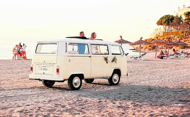 Juan y María llegan a la cala del Turco en una Volkswagen clásica blanca.