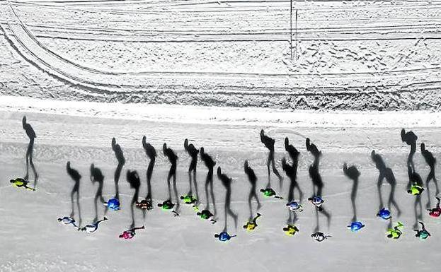 Imagen principal - 1. 'Sombras patinadoras'. La mejor en la categoría de Deporte, fue tomada por Vicent Riemersma durante una maratón en Austria. / 2. Un oso polar salta entre dos placas de hielo en el norte de Canadá. Ganadora absoluta del certamen y realizada por Florian Ledoux / 3. 'Tiburón de punta negra'. Le rodea una legión de peces desovantes, en Bahamas. Vencedora en Vida Salvaje.