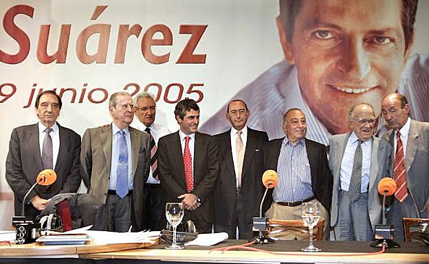 Osorio (segundo por la izquierda) en un homenaje a Suárez.