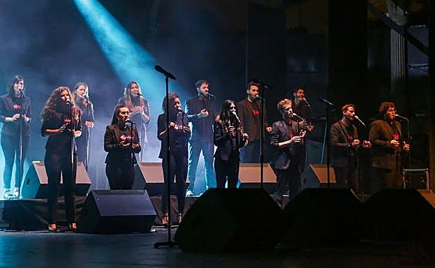 Los coristas de 'Joyful!' durante una actuación este pasado verano en el Auditorio Parque Almansa de San Javier.