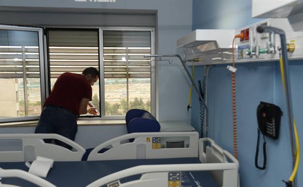 Un técnico realiza trabajos de rehabilitación en el hospital Reina Sofía.