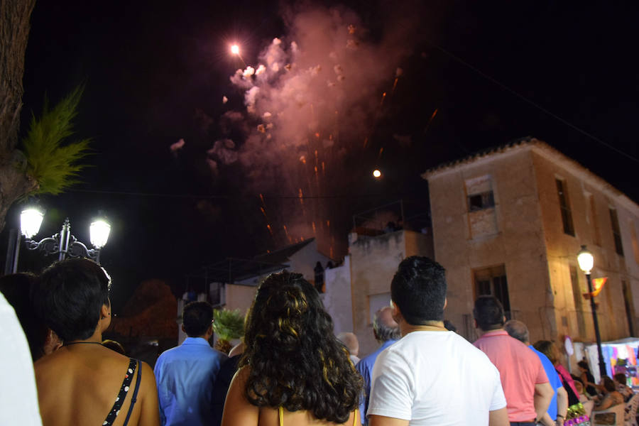 Unas cuatro mil personas llegadas desde toda la geografía regional y nacional presenciaron la espectacular 'cohetada' y posterior lanzamiento del castillo de fuegos artificiales en la noche del pasado martes en Ojós