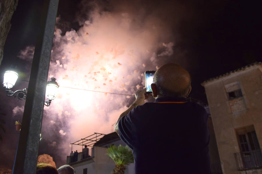 Unas cuatro mil personas llegadas desde toda la geografía regional y nacional presenciaron la espectacular 'cohetada' y posterior lanzamiento del castillo de fuegos artificiales en la noche del pasado martes en Ojós