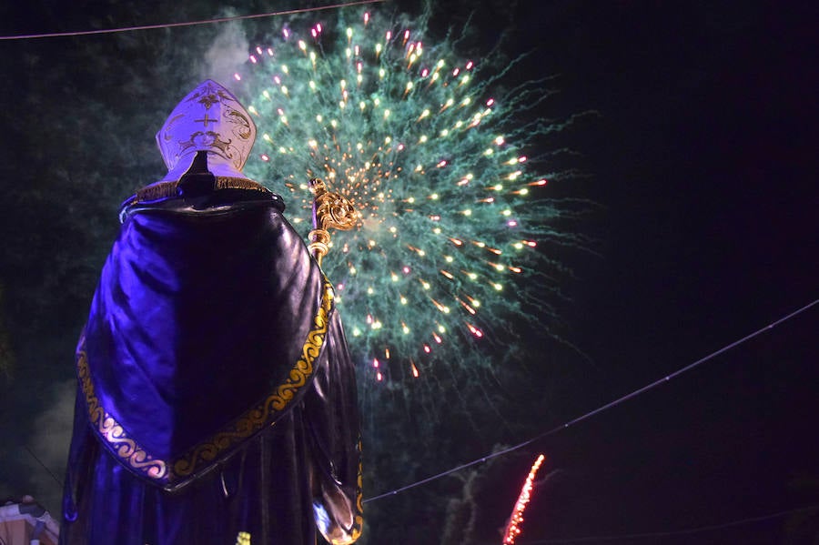 Unas cuatro mil personas llegadas desde toda la geografía regional y nacional presenciaron la espectacular 'cohetada' y posterior lanzamiento del castillo de fuegos artificiales en la noche del pasado martes en Ojós