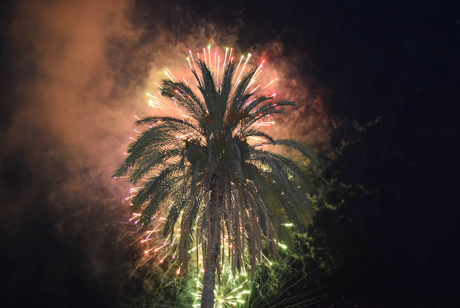 Unas cuatro mil personas llegadas desde toda la geografía regional y nacional presenciaron la espectacular 'cohetada' y posterior lanzamiento del castillo de fuegos artificiales en la noche del pasado martes en Ojós