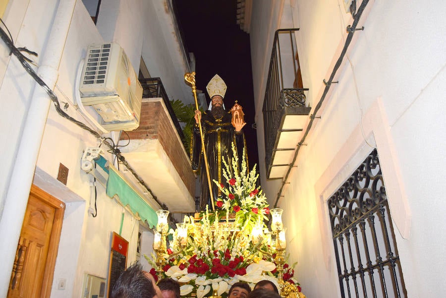 Unas cuatro mil personas llegadas desde toda la geografía regional y nacional presenciaron la espectacular 'cohetada' y posterior lanzamiento del castillo de fuegos artificiales en la noche del pasado martes en Ojós