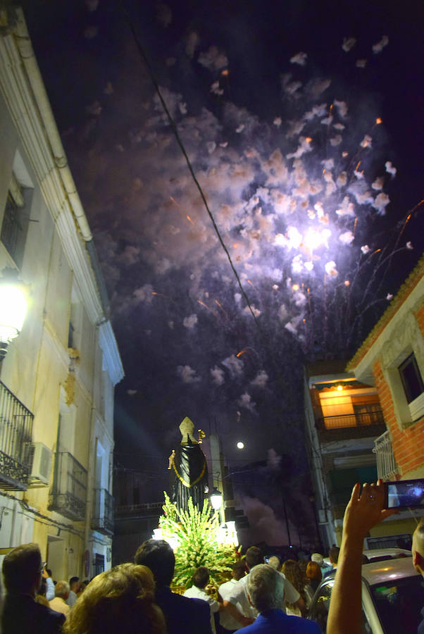 Unas cuatro mil personas llegadas desde toda la geografía regional y nacional presenciaron la espectacular 'cohetada' y posterior lanzamiento del castillo de fuegos artificiales en la noche del pasado martes en Ojós