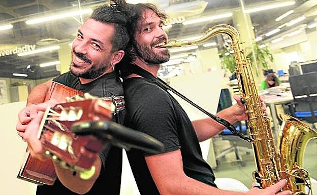 Jorge (i) voz y guitarra de la banda, y Manu, saxofonista y 'showman', ayer, en una entrevista en la Redacción de 'La Verdad'. 
