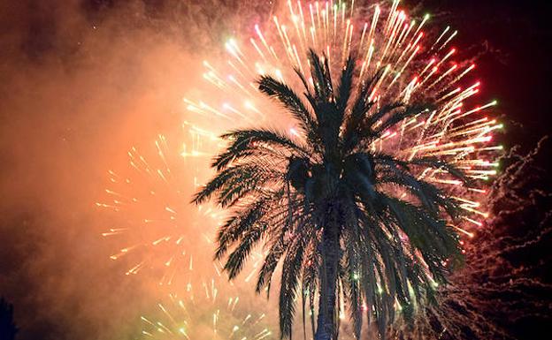Castillo de fuegos artificiales en la 'cohetada' de Ojós.