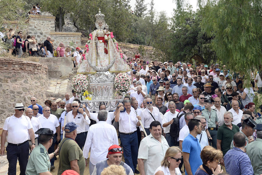 Durante el trayecto, la Patrona estuvo acompañada por cientos de murcianos desde la salida de su santuario hasta su llegada a la iglesia del Carmen
