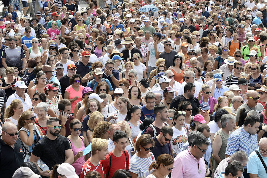 Durante el trayecto, la Patrona estuvo acompañada por cientos de murcianos desde la salida de su santuario hasta su llegada a la iglesia del Carmen