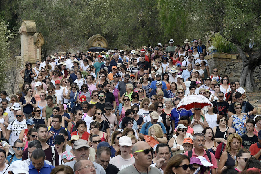 Durante el trayecto, la Patrona estuvo acompañada por cientos de murcianos desde la salida de su santuario hasta su llegada a la iglesia del Carmen