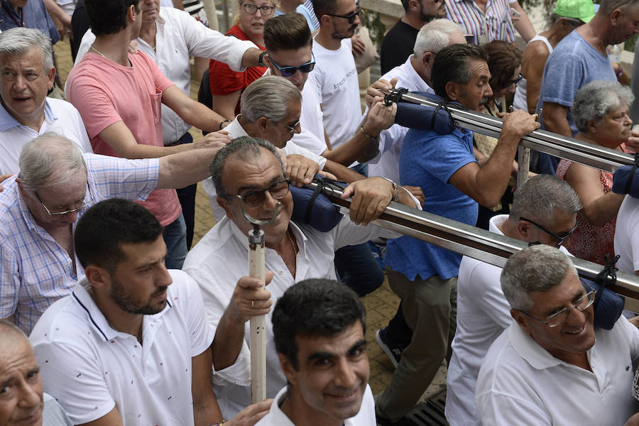 Durante el trayecto, la Patrona estuvo acompañada por cientos de murcianos desde la salida de su santuario hasta su llegada a la iglesia del Carmen