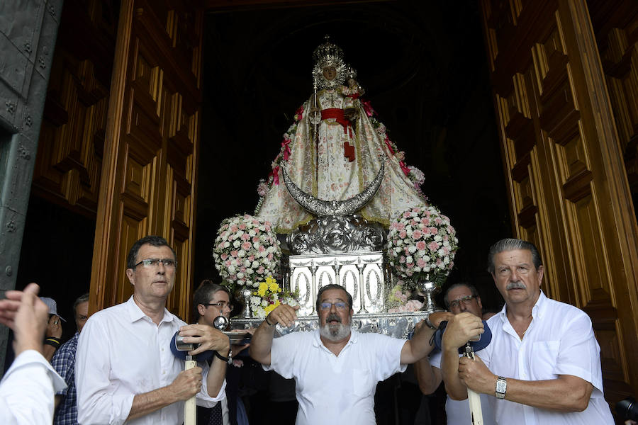 Durante el trayecto, la Patrona estuvo acompañada por cientos de murcianos desde la salida de su santuario hasta su llegada a la iglesia del Carmen