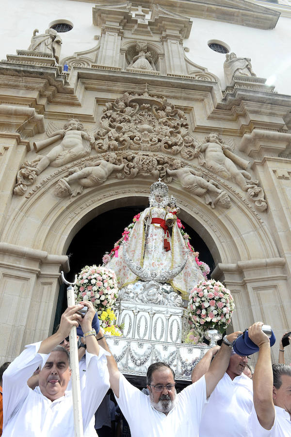 Durante el trayecto, la Patrona estuvo acompañada por cientos de murcianos desde la salida de su santuario hasta su llegada a la iglesia del Carmen